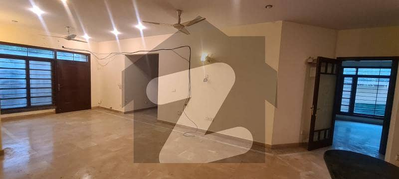 ڈی ایچ اے فیز 8 ڈی ایچ اے کراچی میں 6 کمروں کا 1 کنال مکان 3.25 لاکھ میں کرایہ پر دستیاب ہے۔