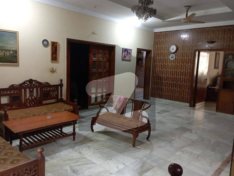 ظہور الہی روڈ گلبرگ لاہور میں 6 کمروں کا 10 مرلہ مکان 4 کروڑ میں برائے فروخت۔