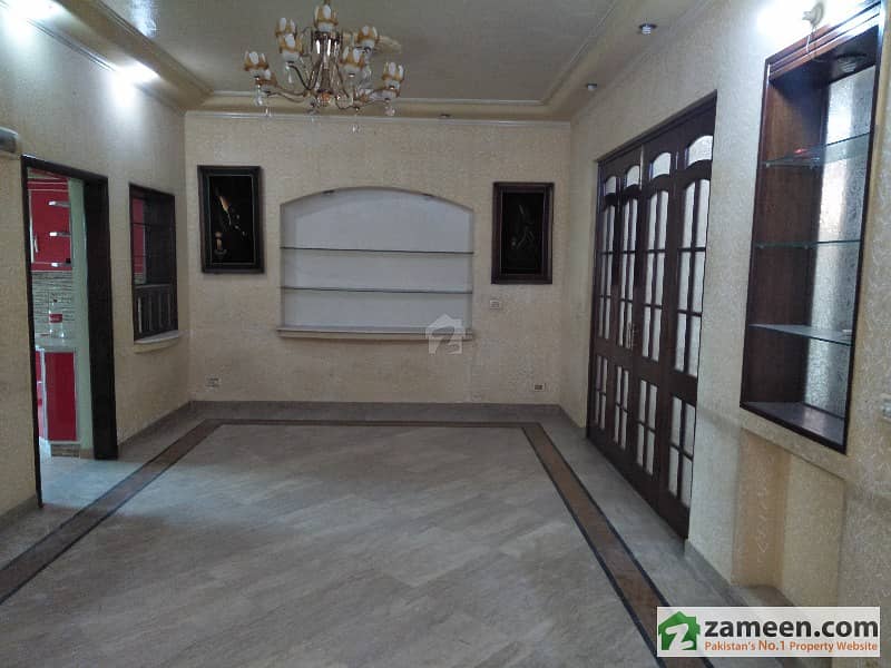 Dha - 1 Kanal House Near Market Phase 4 Block Ee For Rent