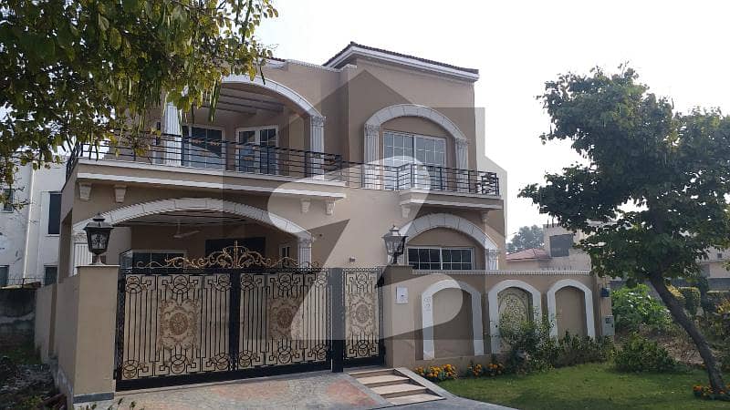 10 marla Beautiful House for sale in phase 6 DHA lahore