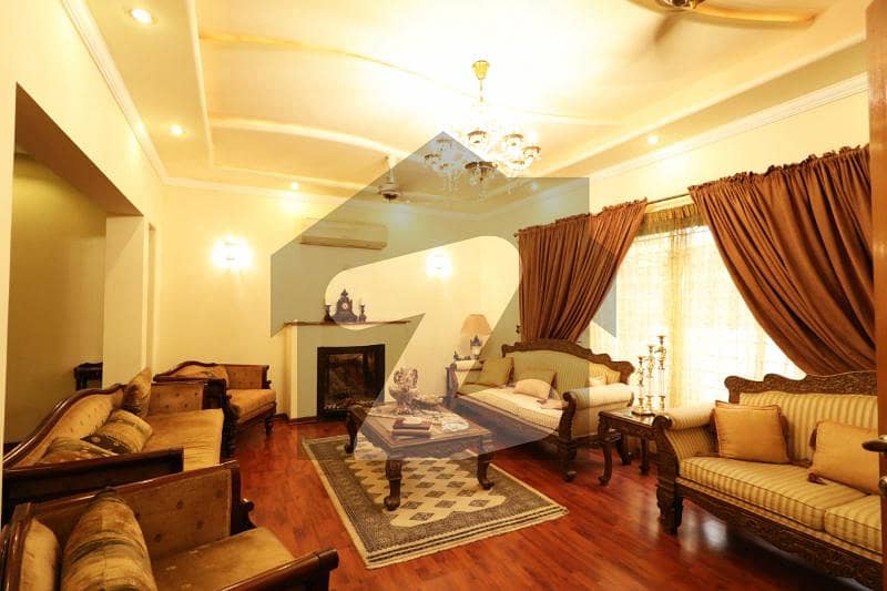 ڈی ایچ اے فیز 8 - بلاک آر ڈی ایچ اے فیز 8 ڈیفنس (ڈی ایچ اے) لاہور میں 4 کمروں کا 10 مرلہ مکان 3.5 کروڑ میں برائے فروخت۔