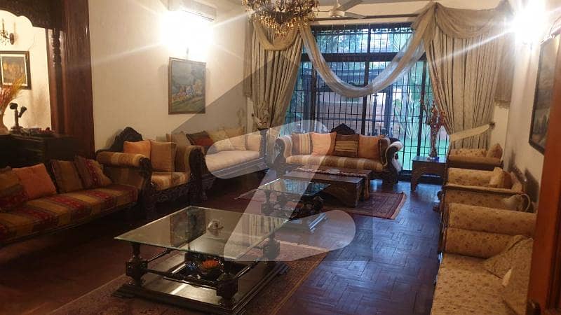 نثار کالونی کینٹ لاہور میں 5 کمروں کا 1.8 کنال مکان 17.5 کروڑ میں برائے فروخت۔