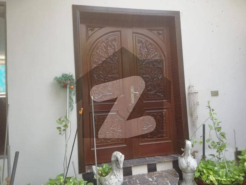 کینٹ ملتان میں 4 کمروں کا 10 مرلہ مکان 2.25 کروڑ میں برائے فروخت۔