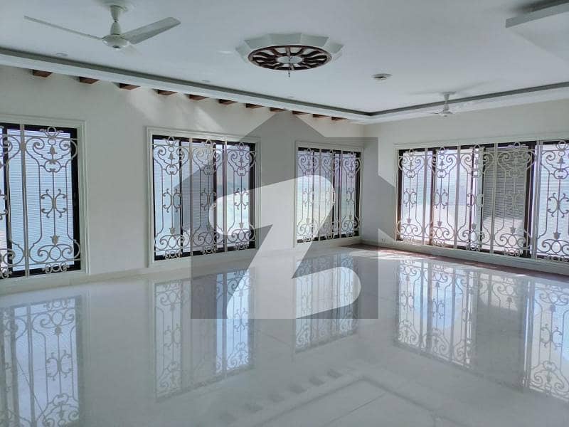 1000 yards bungalow 6 bedrooms for rent in DHA phase 8