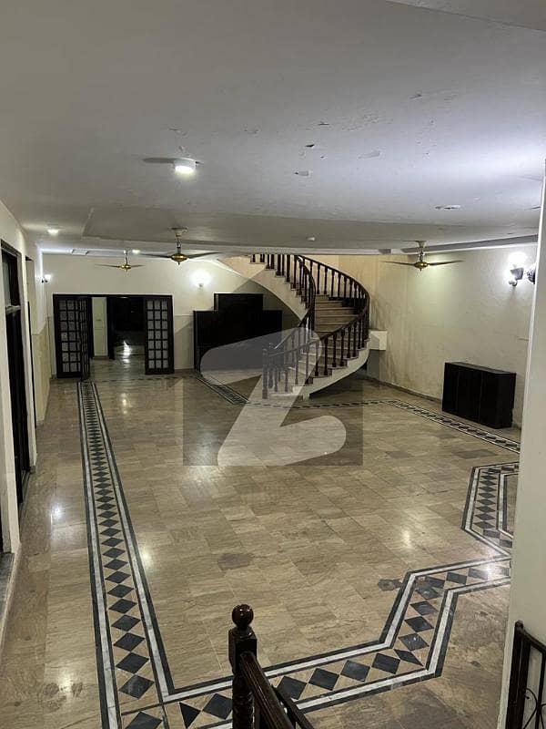 گلبرگ لاہور میں 6 کمروں کا 1 کنال مکان 4.5 لاکھ میں کرایہ پر دستیاب ہے۔