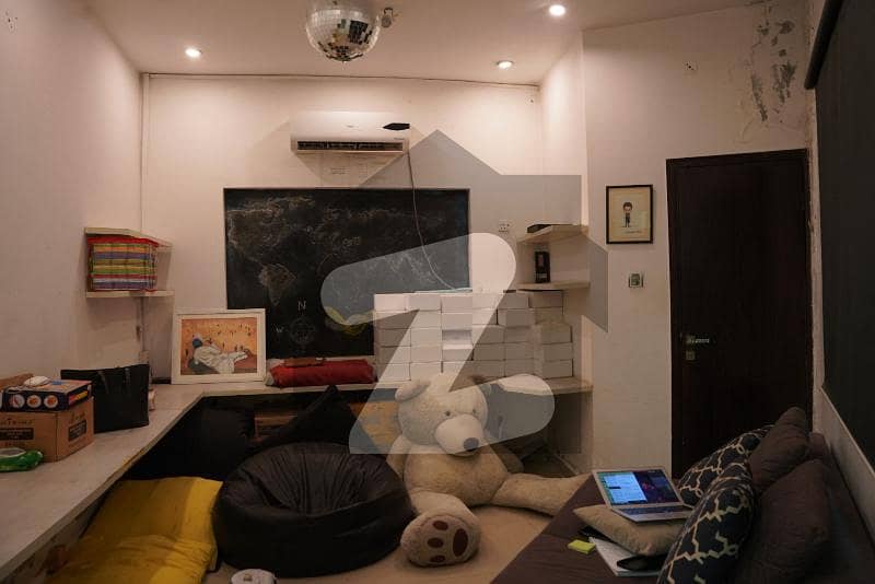 اولڈ ایف سی سی کالونی گلبرگ لاہور میں 5 کمروں کا 12 مرلہ مکان 2.6 لاکھ میں کرایہ پر دستیاب ہے۔