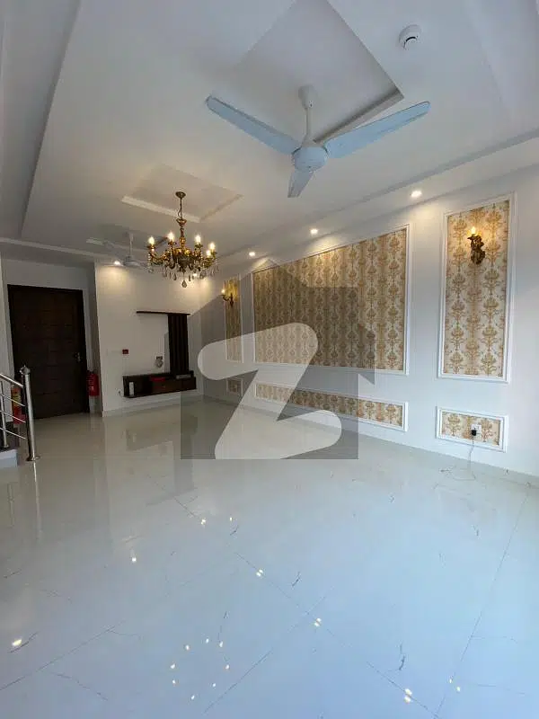 3 BEDS LIKE BRAND NEW 5 MARLA PRIME LOCATION HOUSE AVAILABLE FOR SALE IN DHA PHASE 5