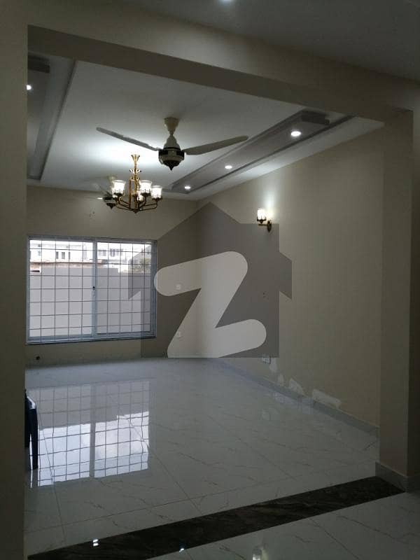 ڈی ۔ 12/4 ڈی ۔ 12 اسلام آباد میں 6 کمروں کا 8 مرلہ مکان 8 کروڑ میں برائے فروخت۔