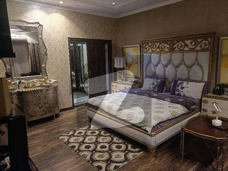 رضا ٹاؤن فیصل آباد میں 6 کمروں کا 18 مرلہ مکان 5.25 کروڑ میں برائے فروخت۔