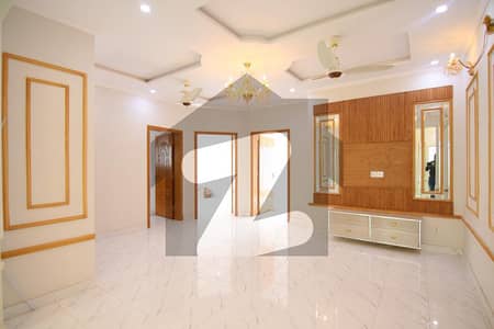 بینکرس ایوینیو کوآپریٹو ہاؤسنگ سوسائٹی لاہور میں 5 کمروں کا 10 مرلہ مکان 2.7 کروڑ میں برائے فروخت۔
