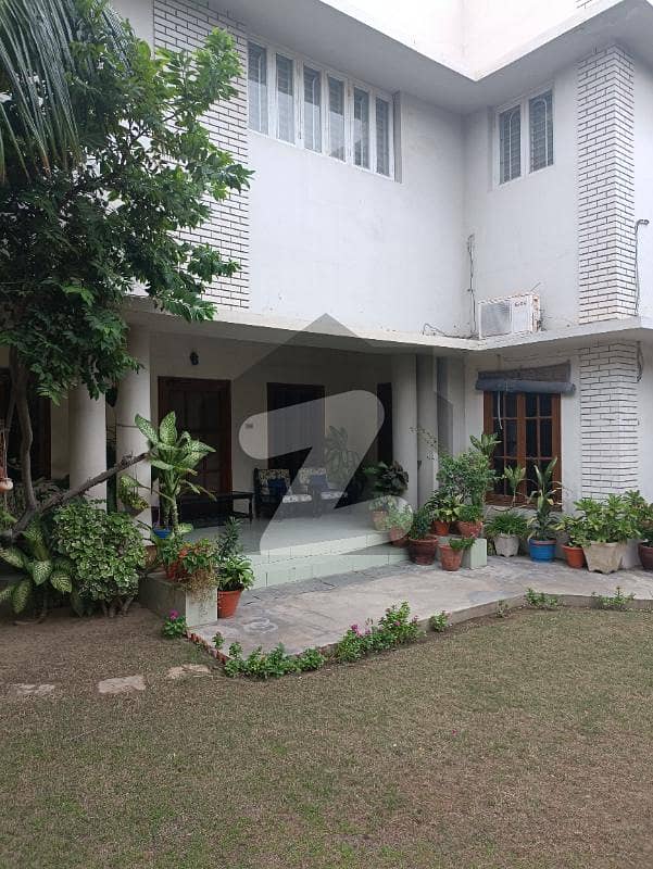 پی ای سی ایچ ایس بلاک 2 پی ای سی ایچ ایس,جمشید ٹاؤن,کراچی میں 6 کمروں کا 1 کنال مکان 15.0 کروڑ میں برائے فروخت۔