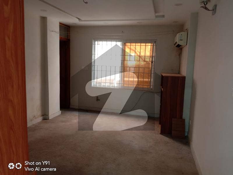 ایف ۔ 8 مرکز ایف ۔ 8,اسلام آباد میں 2 کمروں کا 4 مرلہ دفتر 1.5 لاکھ میں کرایہ پر دستیاب ہے۔