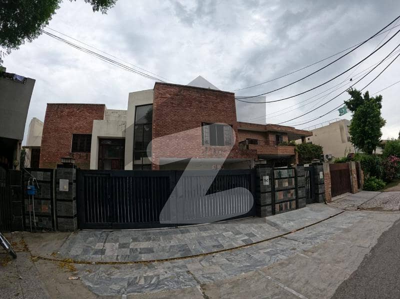 ڈی ایچ اے فیز 1 - بلاک سی فیز 1,ڈیفنس (ڈی ایچ اے),لاہور میں 9 کمروں کا 1 کنال مکان 13.0 کروڑ میں برائے فروخت۔