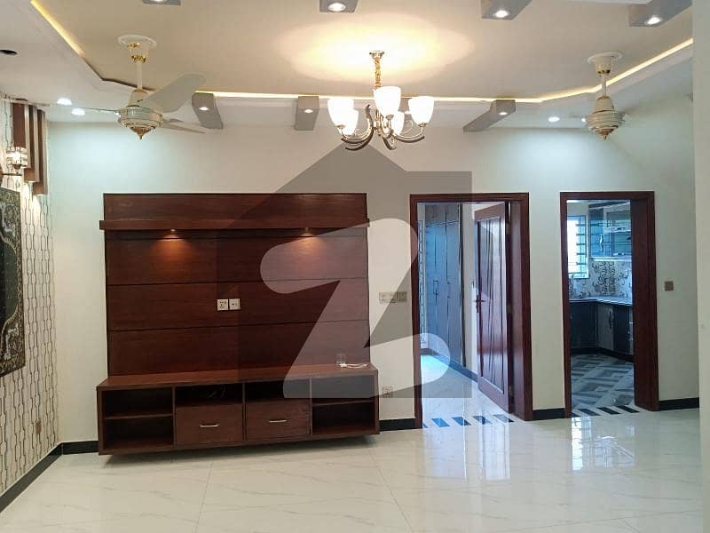 بحریہ ٹاؤن سیکٹرڈی بحریہ ٹاؤن,لاہور میں 3 کمروں کا 5 مرلہ مکان 1.8 کروڑ میں برائے فروخت۔