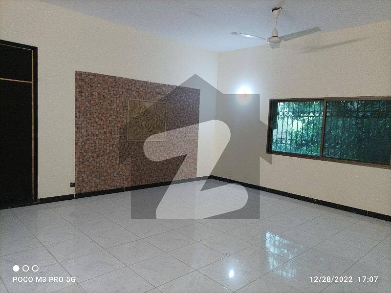 کلفٹن ۔ بلاک 7 کلفٹن کراچی میں 7 کمروں کا 1.8 کنال مکان 5 لاکھ میں کرایہ پر دستیاب ہے۔