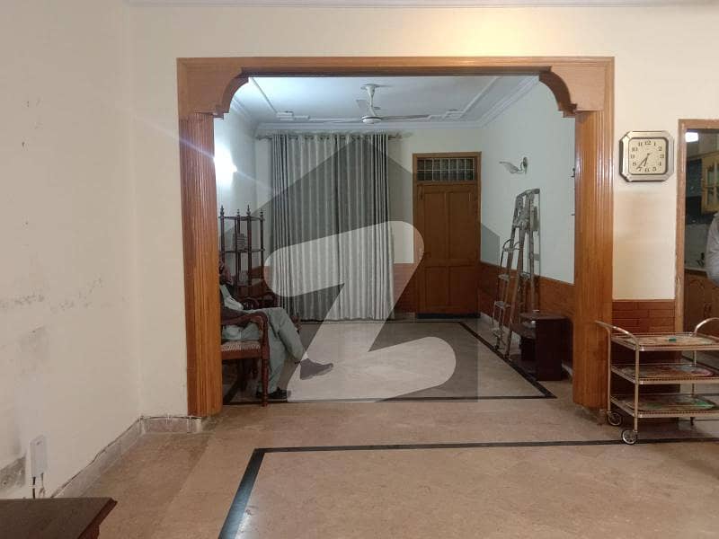 جی ۔ 11 اسلام آباد میں 5 کمروں کا 9 مرلہ مکان 6.5 کروڑ میں برائے فروخت۔