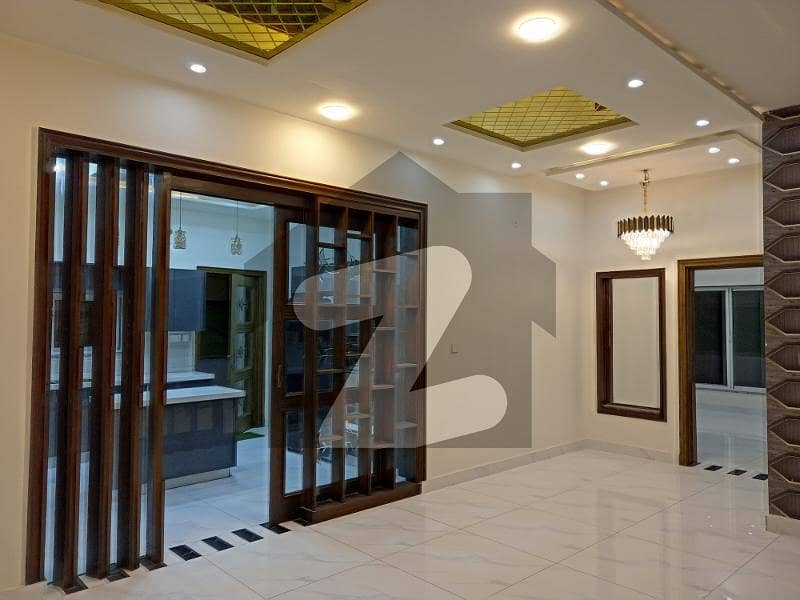 کینال ایکسپریس فیصل آباد میں 5 کمروں کا 11 مرلہ مکان 6.25 کروڑ میں برائے فروخت۔