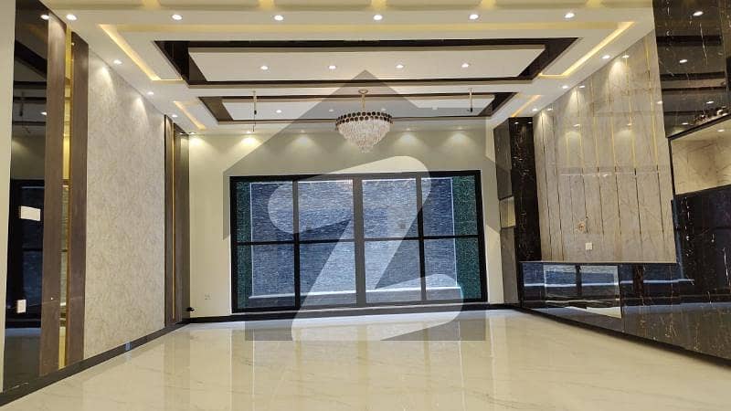 عبداللہ گارڈنز ایسٹ کینال روڈ کینال روڈ فیصل آباد میں 5 کمروں کا 1 کنال مکان 11 کروڑ میں برائے فروخت۔