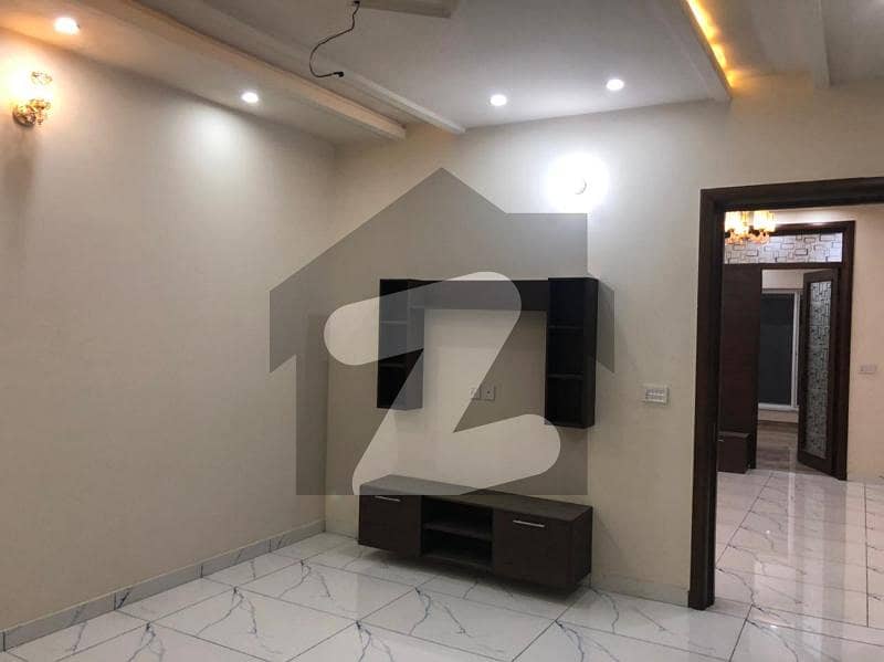 ایڈن ایگزیکیٹو ایڈن گارڈنز فیصل آباد میں 3 کمروں کا 5 مرلہ مکان 1.8 کروڑ میں برائے فروخت۔