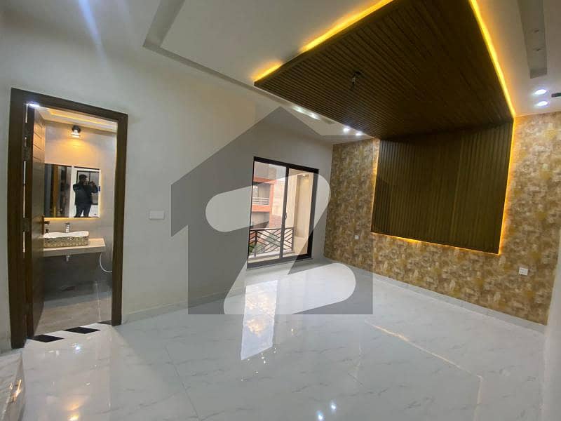 ماڈل سٹی ون کینال روڈ,فیصل آباد میں 5 کمروں کا 7 مرلہ مکان 3.5 کروڑ میں برائے فروخت۔