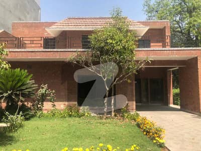 نثار کالونی کینٹ لاہور میں 1.75 کنال رہائشی پلاٹ 17 کروڑ میں برائے فروخت۔