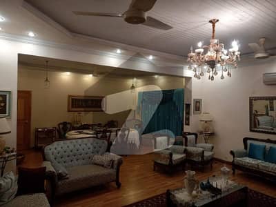 مسلم ٹاؤن لاہور میں 8 کمروں کا 2 کنال مکان 12 کروڑ میں برائے فروخت۔