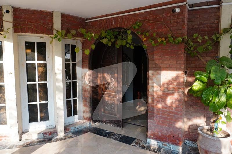 پی جی ای سی ایچ ایس فیز 2 پنجاب گورنمنٹ ایمپلائیز سوسائٹی,لاہور میں 8 کمروں کا 2 کنال مکان 9.5 کروڑ میں برائے فروخت۔