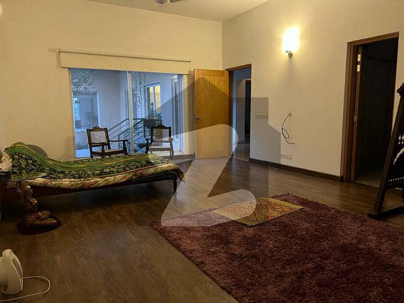 گلبرگ لاہور میں 8 کمروں کا 2 کنال مکان 4.5 لاکھ میں کرایہ پر دستیاب ہے۔