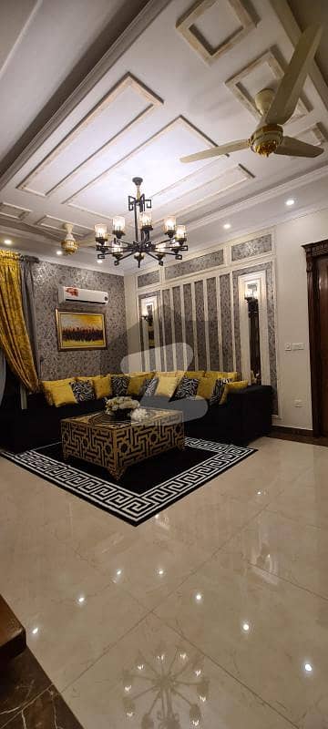 ڈی ایچ اے فیز 8 - بلاک پی ڈی ایچ اے فیز 8 ڈیفنس (ڈی ایچ اے) لاہور میں 7 کمروں کا 1 کنال مکان 8.5 کروڑ میں برائے فروخت۔