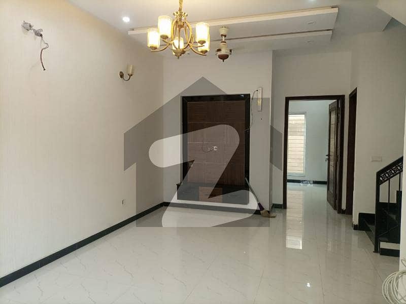 ڈی ایچ اے فیز 5 - بلاک ڈی فیز 5 ڈیفنس (ڈی ایچ اے) لاہور میں 3 کمروں کا 5 مرلہ مکان 2.8 کروڑ میں برائے فروخت۔