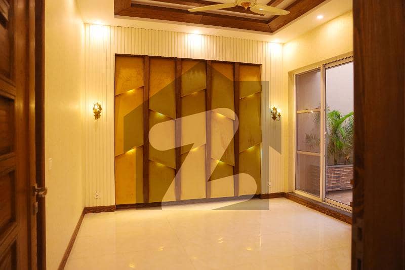 ڈی ایچ اے فیز 5 - بلاک ڈی فیز 5 ڈیفنس (ڈی ایچ اے) لاہور میں 4 کمروں کا 8 مرلہ مکان 3.6 کروڑ میں برائے فروخت۔