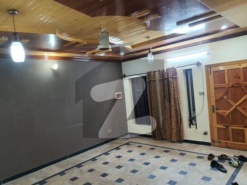 مین مانسہرہ روڈ ایبٹ آباد میں 6 کمروں کا 6 مرلہ مکان 2.3 کروڑ میں برائے فروخت۔