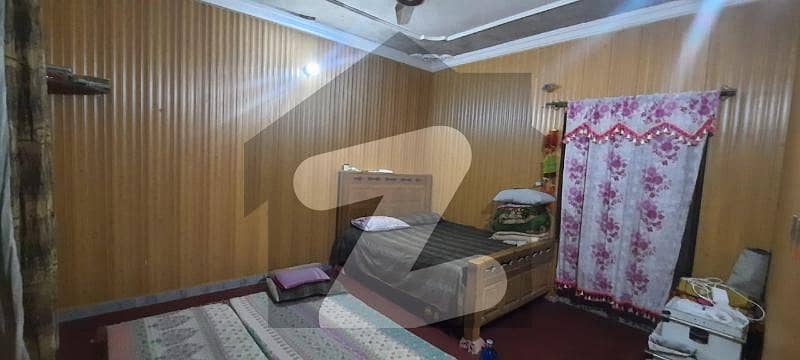 سر سید کالونی ایبٹ آباد میں 6 کمروں کا 7 مرلہ مکان 1.8 کروڑ میں برائے فروخت۔