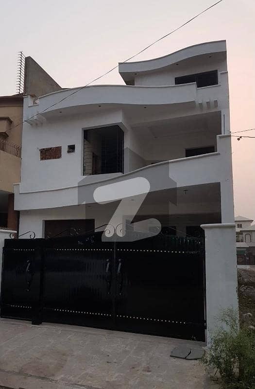 پنجاب سمال انڈسٹریز کالونی لاہور میں 5 کمروں کا 10 مرلہ مکان 2.2 کروڑ میں برائے فروخت۔