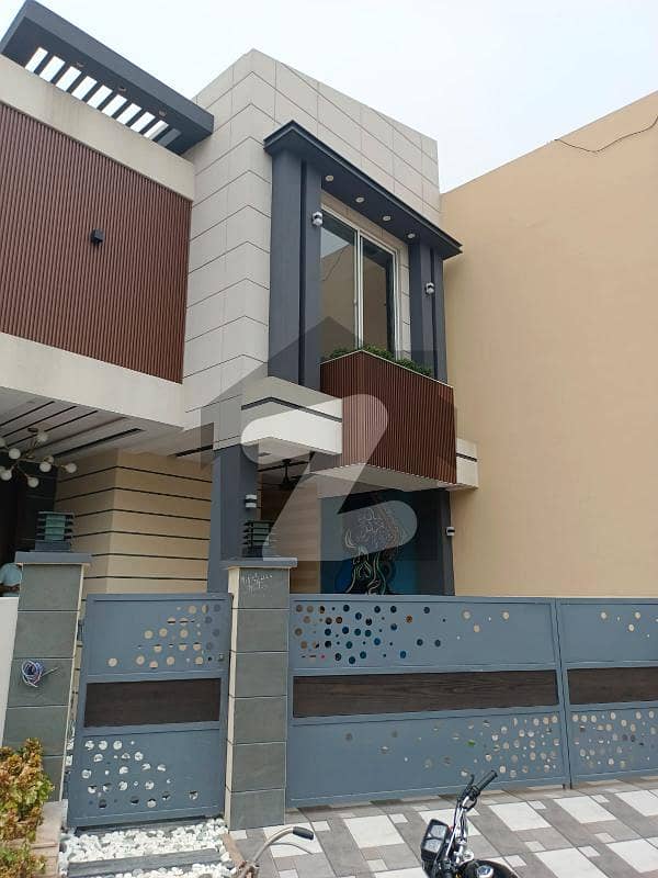 10 Marla Corner Lush House With Basement Available In Paragon City