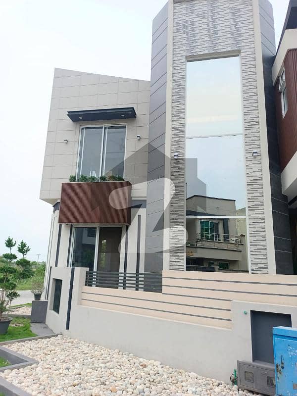 10 Marla Corner Lush House With Basement Available In Paragon City