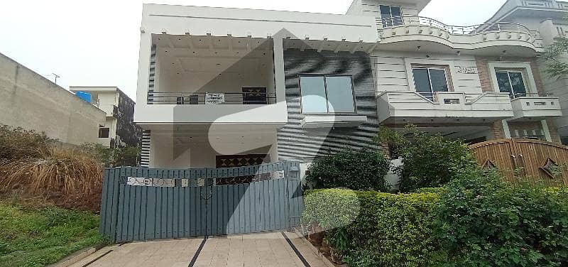 30x60 Used House for sale main 70ft road available for sale in G13 Islamabad