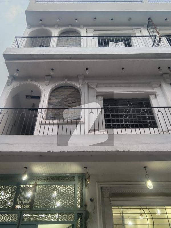 چوبرجی لاہور میں 5 کمروں کا 4 مرلہ مکان 1.95 کروڑ میں برائے فروخت۔