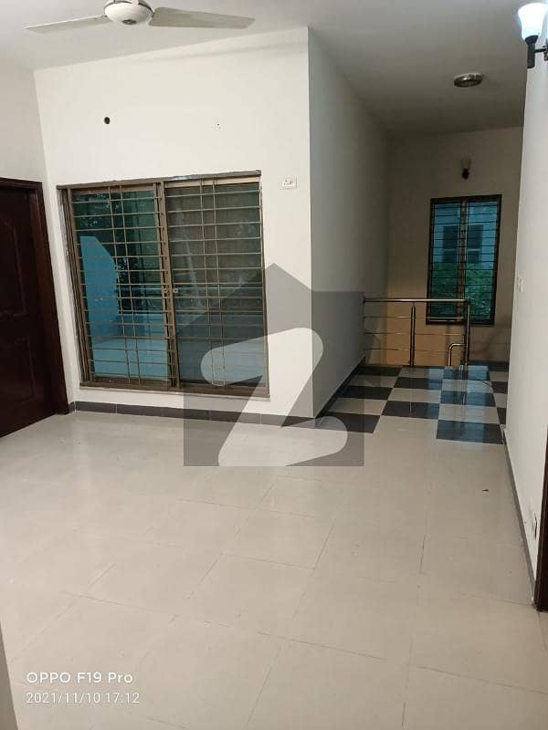 10 MARLA 4 BED ROOM SD HOUSE FOR RENT BEST LOCATION
