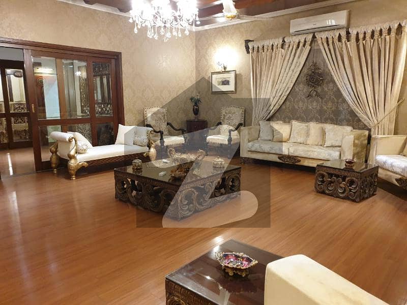 کلفٹن کراچی میں 5 کمروں کا 1 کنال مکان 12 کروڑ میں برائے فروخت۔