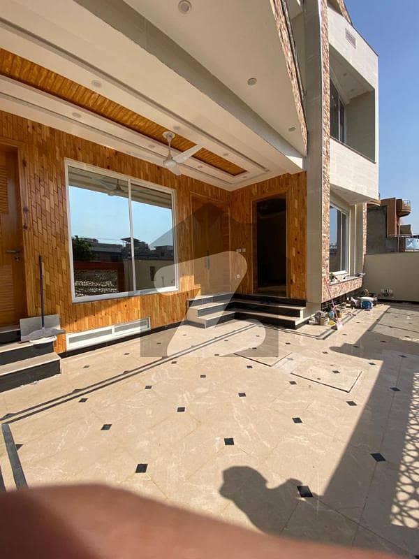 10 Marla Beautiful House Available For Rent 10 Marla Beautiful House Available For Rent