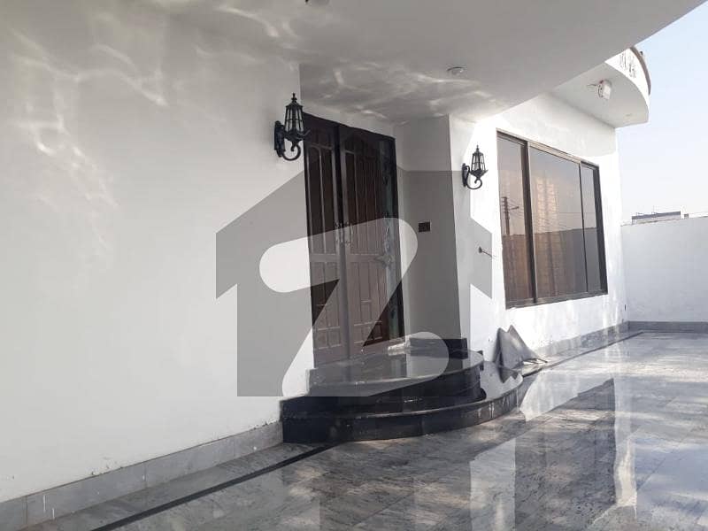 چنار باغ ۔ پنجاب بلاک چنار باغ لاہور میں 4 کمروں کا 1 کنال مکان 2.1 کروڑ میں برائے فروخت۔