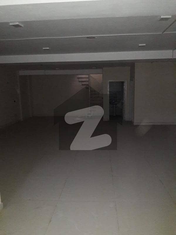 ژنہوا مال میاں محمود علی قصوری روڈ گلبرگ لاہور میں 3 کمروں کا 6 مرلہ دکان 8 لاکھ میں کرایہ پر دستیاب ہے۔