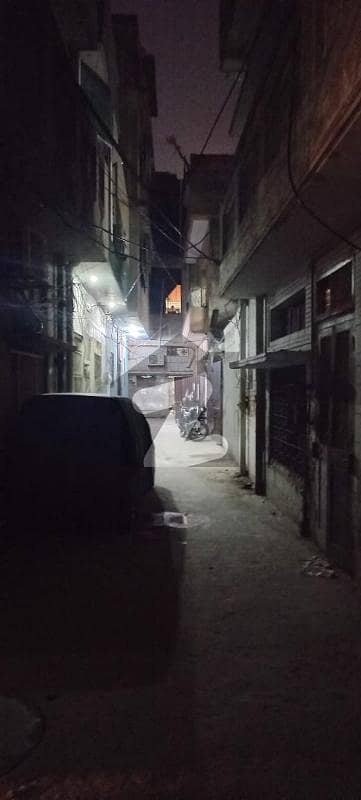 مسلم ٹاؤن لاہور میں 11 کمروں کا 5 مرلہ مکان 2.5 کروڑ میں برائے فروخت۔