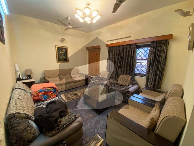 مارگلہ ٹاؤن اسلام آباد میں 5 کمروں کا 8 مرلہ مکان 3.95 کروڑ میں برائے فروخت۔