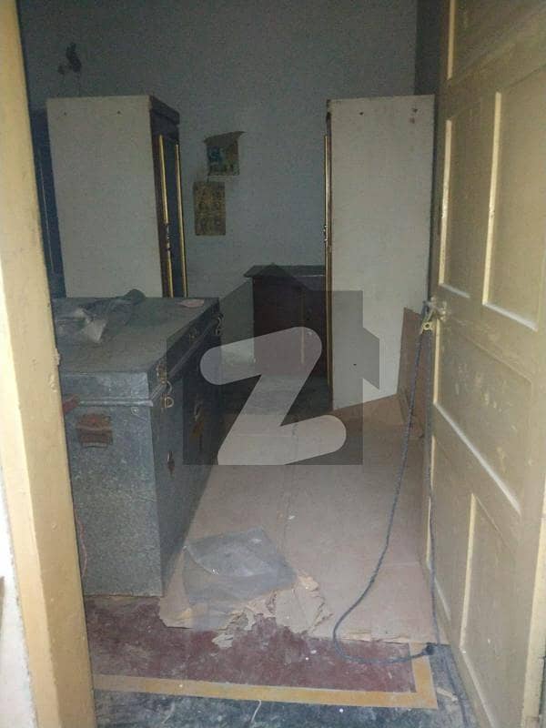 محمود آباد کراچی میں 8 کمروں کا 6 مرلہ مکان 2.2 کروڑ میں برائے فروخت۔