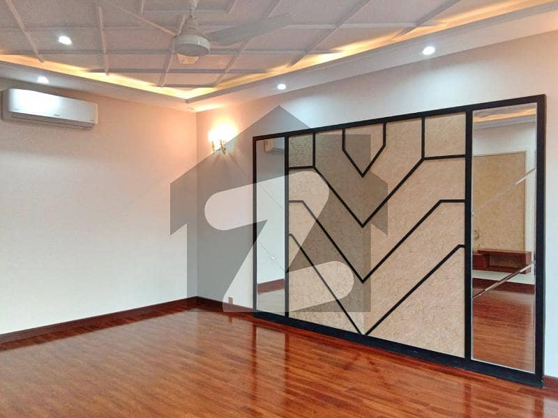 بحریہ ٹاؤن سیکٹر سی بحریہ ٹاؤن لاہور میں 5 کمروں کا 1 کنال مکان 1.85 لاکھ میں کرایہ پر دستیاب ہے۔