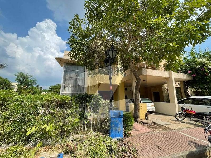 Safari Home Sector B 8 Marla Corner House With Gas Near To Park Musque Commercial Area And Filtration Plant + 2 Marla Lawn