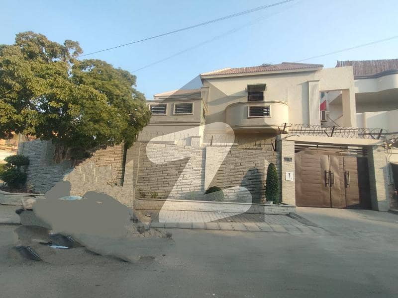 300 Sq Yards Independent Ittehad Posh Location Chance Deal Owner Built Well Built Ready To Move Chance Deal 57500000