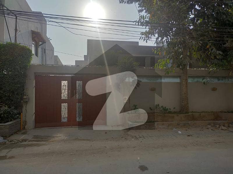 ڈی ایچ اے فیز 4 ڈی ایچ اے ڈیفینس,کراچی میں 4 کمروں کا 12 مرلہ مکان 5.5 کروڑ میں برائے فروخت۔
